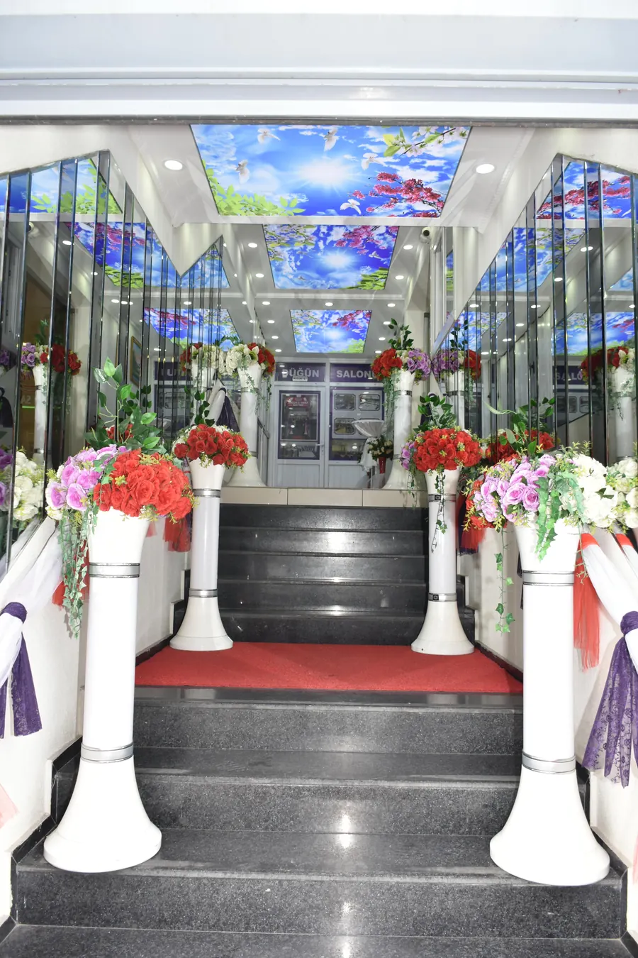 Çiçekli salon girişi