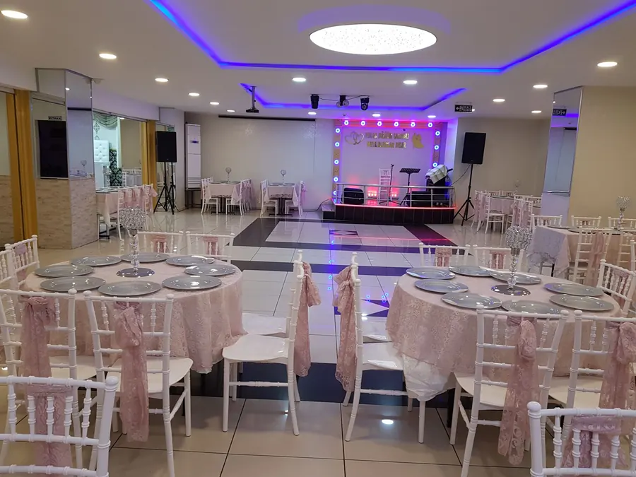 Renkli tavan aydınlatması altında salon